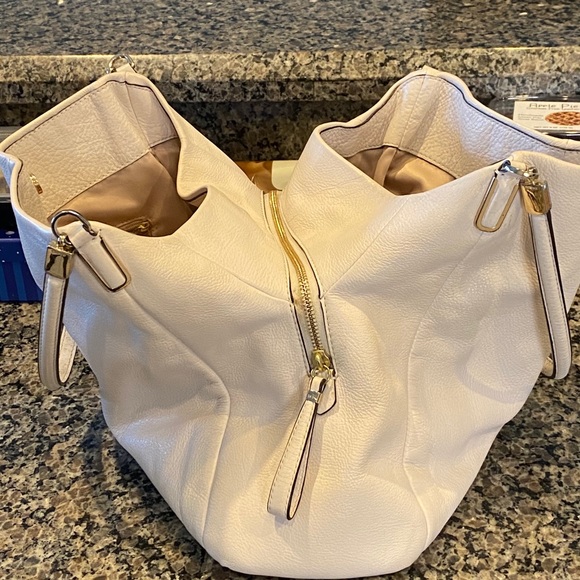 Coach Phoebe leather shoulder bag - beige - Picture 6 of 7